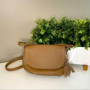 𝅺NWOT Faux Tan Leather Tassel Crossbody Purse